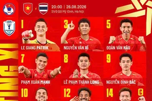 Lê Công Vinh bên cạnh chiếc Cúp vô địch ASEAN Cup 2026
