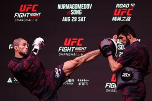 Umar (phải) trong buổi tập mở của UFC Fight Night tại Thượng Hải (Ảnh: THX)