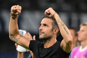 Fabregas ăn mừng trận thắng Napoli (Ảnh: THX)