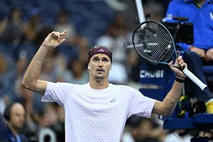 Zverev nhẹ nhõm sau chiến thắng 5 ván (Ảnh: THX)
