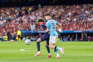 Yamal tranh bóng với một cầu thủ Feyenoord (Ảnh: THX)