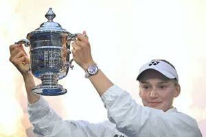 Rybakina giơ cao chiếc cúp vô địch US Open