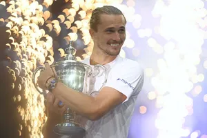 Zverev sung sướng ôm cúp vô địch US Open