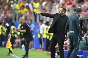 HLV Popovic của Socceroos chỉ đạo bên đường biên ở World Cup (Ảnh: THX)