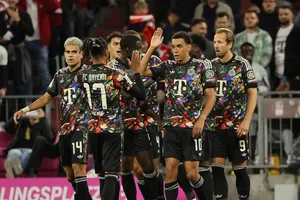 Kane - ngoài cùng bên trái, lập kỷ lục ghi 100 bàn nhanh nhất ở Bundesliga (Ảnh: THX)