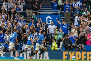 Các cầu thủ Brighton ăn mừng bàn thắng (Ảnh: THX)