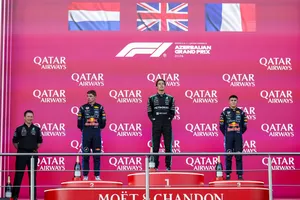 Russell - giữa, và Verstappen - thứ 2 từ trái sang, trên bục trao thưởng Azerbaijan Grand Prix (Ảnh: THX)