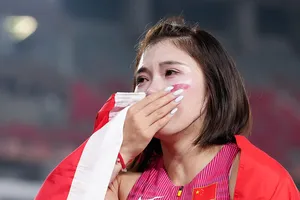 Wu Yanni bật khóc sau khi giành HCĐ (Ảnh: THX)