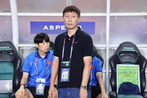 HLV Kim Sang-sik trong trận thua Thái Lan (Ảnh: ANH KHOA)