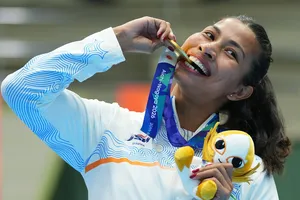 Lovlina Borgohain và động thái cắn tấm HCV ASIAD để ăn mừng (Ảnh: THX)