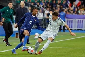 Zidane phía sau đang quan sát Olise đi bóng vượt qua Fagioli (Ảnh: THX)