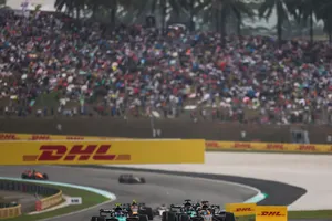 Xe đua trên đường đua ở Sepang - Bahrain Grand Prix (Ảnh: THX)