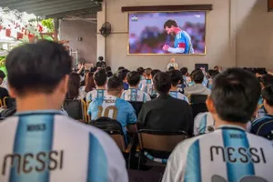 Các CĐV Messi chăm chú xem thần tượng chơi trận cuối cho ĐTQG