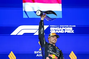 Verstappen giơ cao cúp vô địch Singapore Grand Prix (Ảnh: THX)