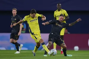 De Bruyne bên trái đang quan sát đồng đội tranh bóng với cầu thủ Villarreal (Ảnh: THX/AFP)