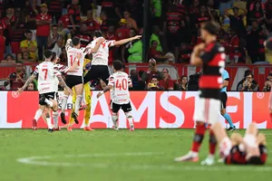Các cầu thủ Estudiantes ăn mừng chiến thắng trước ánh mắt của Flamengo (Ảnh: THX)