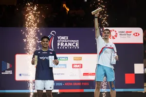 Popov giơ cao cúp vô địch French Open (Ảnh: THX)
