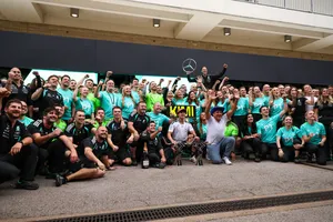 Mercedes ăn mừng chiến thắng cùng Antonelli sau chặng US Grand Prix (Ảnh: THX)