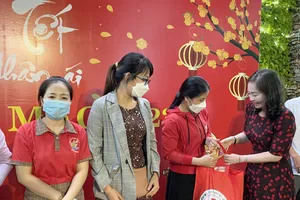 Trao quà tết cho người lao động gặp khó khăn ở quận Gò Vấp