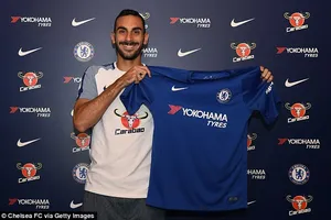 Davide Zappacosta khoe chiếc áo Chelsea mơ ước. Ảnh: Getty Images