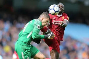 Pha va chạm khủng khiếp giữa Ederson và Mane. Ảnh: EPA