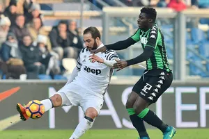 Gonzalo Higuain (trái, Juventus) sút bóng trước Alfred Duncan (Sassuolo). Ảnh: Getty Images.