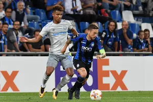 Papu Gomez (phải, Atalanta) đi bóng trước hậu vệ Mason Holgate (Everton). Ảnh: Getty Images.