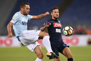 Hậu vệ Stefan de Vrij (Lazio) phá bóng trước Dries Mertens (Napoli). Ảnh: Mediaset