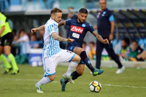 Lorenzo Insigne (phải, Napoli) tranh bóng với hậu vệ SPAL. Ảnh: Mediaset.