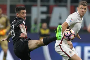 Edin Dzeko (phải, Roma) tranh bóng với hậu vệ Jose Sosa (Milan). Ảnh: Getty Images.