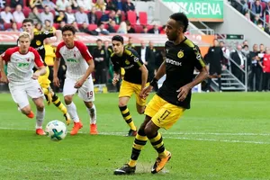 Tiền đạo Aubameyang sút hỏng quả 11m nhưng Dortmund vẫn thắng trên sân Augsburg. Ảnh: Getty Images.