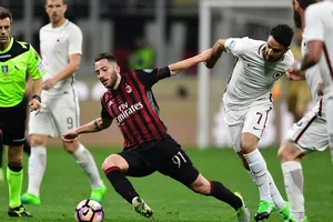 Andrea Bertolacci (trái, AC Milan) tranh bóng với Clement Grenier (AS Roma). Ảnh: Getty Images.