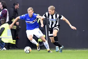 Jens Stryger Larsen (phải, Udinese) đi bóng qua hậu vệ Sampdoria. Ảnh: ANSA