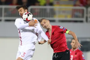 Ansi Agolli (phải - Albania) tranh bóng quyết liệt với trung vệ Gerard Pique (Tây Ban Nha). Ảnh: Getty Images.