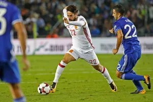 Tiền vệ dự bị Isco đi bóng trước hàng thủ Israel. Ảnh: Getty Images.