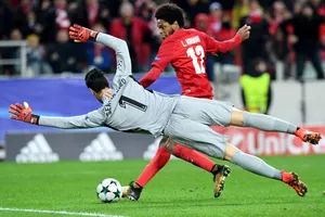 Luiz Adriano (phải, Spartak) ghi bàn trước thủ thành Sergio Rico Gonzalez (Sevilla). Ảnh: Getty Images.