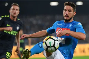 Deries Mertens (Napoli) tung cú vô lê chớp nhoáng. Ảnh: Getty Images.