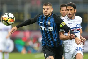 Mauro Icardi (trái, Inter) đi bóng qua Matias Silvestre (Sampdoria). Ảnh: Getty Images.