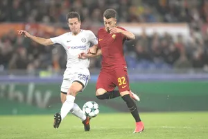 Stefan El Shaarawy (phải, AS Roma) băng vào cắt mặt hậu vệ Chelsea để ghi bàn thứ 2. Ảnh: Getty Images.