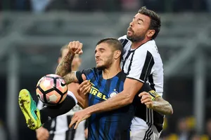 Andrea Barzagli (phải, Juventus) vất vả kèm Mauro Icardi (Inter). Ảnh: Getty Images.