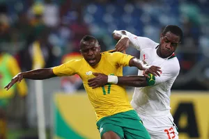 George Maluleka (trái, Nam Phi) tranh bóng với Jacques Faty (Senegal). Ảnh Getty Images.
