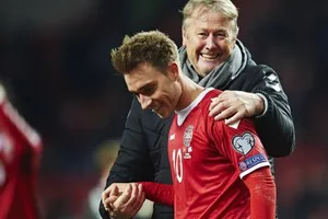 HLV Age Hareide và tiền vệ Christian Eriksen chuẩn bị cho trận đấu với CH Ailen. Ảnh: Getty Images.