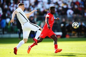 Tiền đạo Chris Wood (trái, New Zealand) gây áp lực cho hàng thủ Peru. Ảnh: Getty Images.