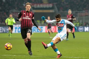 Lorenzo Insigne (phải, Napoli) ghi bàn vào lưới Milan mùa trước. Ảnh: Getty Images. 