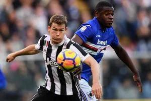 Tiền đạo Duvan Zapata (phải, Sampdoria) bật cao hơn Stephan Lichtsteiner (Juventus), đánh đầu mở tỷ số. Ảnh: Getty Images.