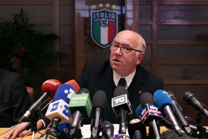 Carlo Tavecchio trả lời báo chí trước khi quyết định từ chức. Ảnh: Getty Images.