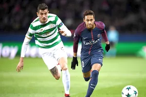 Neymar (phải, Paris SG) vượt qua hậu vệ Celtic dễ như bỡn. Ảnh: Getty Images.