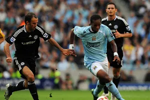 Robinho (phải, Manchester City) trong trận gặp Chelsea năm 2008. Ảnh: Getty Images. 