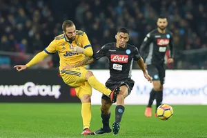 Gonzalo Higuain (trái, Juventus) một mình đánh bại đội bóng cũ. Ảnh: Getty Images. 