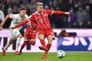 Robert Lewandowski ghi bàn ấn định tỷ số trước Hanover. Ảnh: Getty Images.